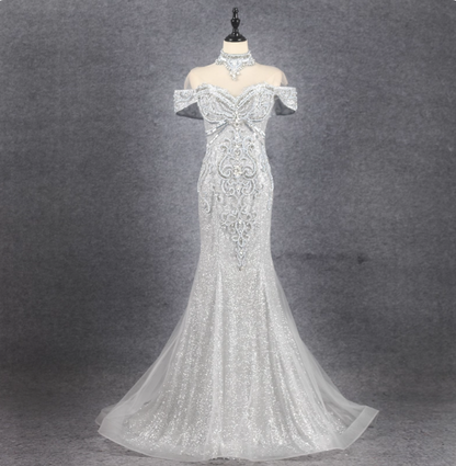 Wunderschönes silbernes Meerjungfrauen-Abendkleid mit Carmen-Ausschnitt, Perlen und Glitzer aus Tüll, mit Schleppe, P4549