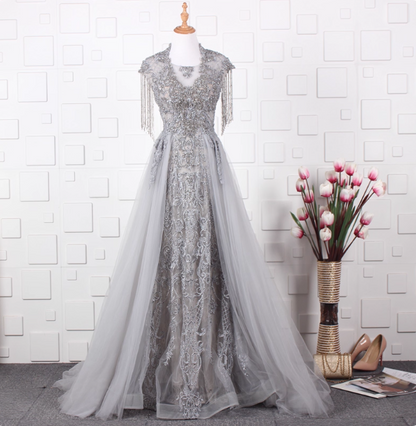 Elegantes, graues Abendkleid aus Tüll mit Fransen, Perlen und Stickereien, mit Schleppe P4554