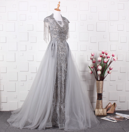 Elegantes, graues Abendkleid aus Tüll mit Fransen, Perlen und Stickereien, mit Schleppe P4554