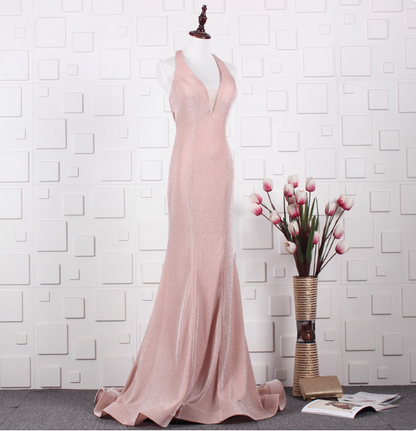 Elegantes pinkfarbenes Meerjungfrauen-Abendkleid mit Neckholder, V-Ausschnitt und Schleppe aus Satin P4555