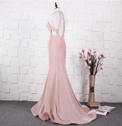 Elegantes pinkfarbenes Meerjungfrauen-Abendkleid mit Neckholder, V-Ausschnitt und Schleppe aus Satin P4555