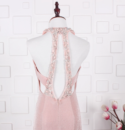 Elegantes pinkfarbenes Meerjungfrauen-Abendkleid mit Neckholder, V-Ausschnitt und Schleppe aus Satin P4555