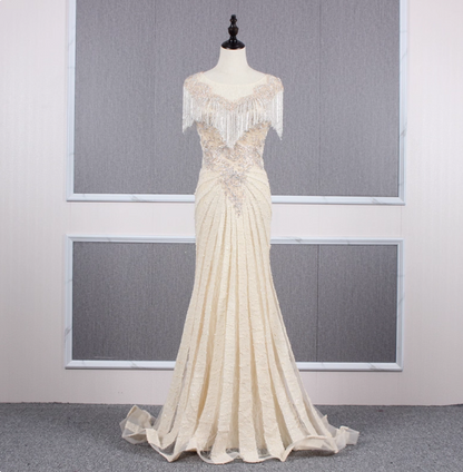 Vintage Off-white Meerjungfrauen-Abendkleid mit Rundhalsausschnitt, Fransen, Perlenstickerei und Schleppe P4556