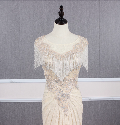 Vintage Off-white Meerjungfrauen-Abendkleid mit Rundhalsausschnitt, Fransen, Perlenstickerei und Schleppe P4556