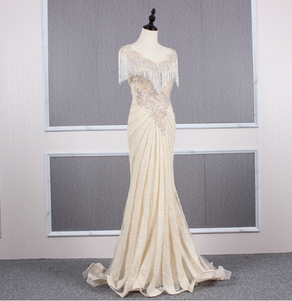 Vintage Off-white Meerjungfrauen-Abendkleid mit Rundhalsausschnitt, Fransen, Perlenstickerei und Schleppe P4556