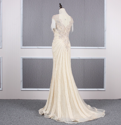 Vintage Off-white Meerjungfrauen-Abendkleid mit Rundhalsausschnitt, Fransen, Perlenstickerei und Schleppe P4556