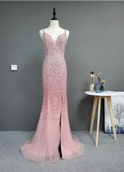 Elegantes rosafarbenes Meerjungfrauen-Abendkleid mit V-Ausschnitt, Spaghettiträgern, Strasssteinen, Schlitz und Tüllschleppe P4562