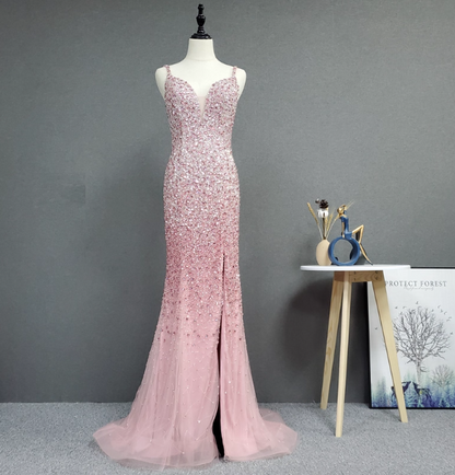 Elegantes rosafarbenes Meerjungfrauen-Abendkleid mit V-Ausschnitt, Spaghettiträgern, Strasssteinen, Schlitz und Tüllschleppe P4562