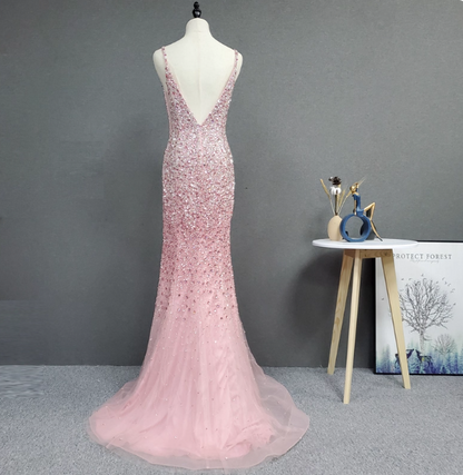 Elegantes rosafarbenes Meerjungfrauen-Abendkleid mit V-Ausschnitt, Spaghettiträgern, Strasssteinen, Schlitz und Tüllschleppe P4562