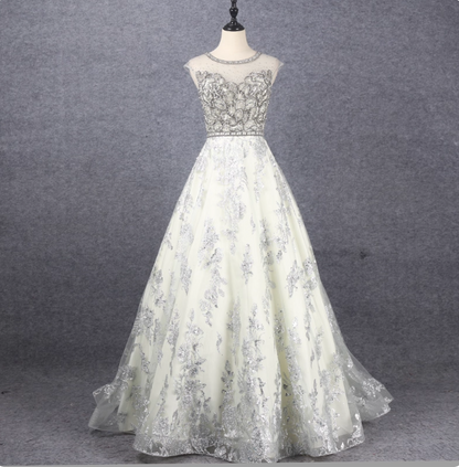 Wunderschönes cremefarbenes, perlenbesticktes Tüll-Abendkleid mit Rundhalsausschnitt P4563