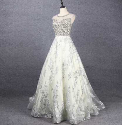 Wunderschönes cremefarbenes, perlenbesticktes Tüll-Abendkleid mit Rundhalsausschnitt P4563