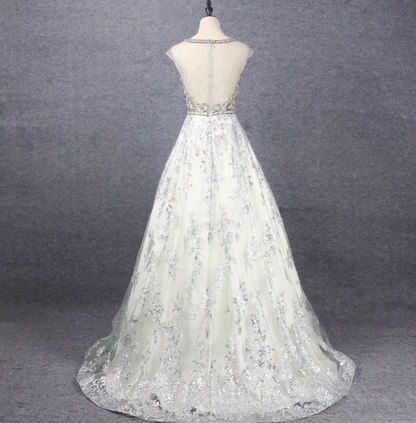 Wunderschönes cremefarbenes, perlenbesticktes Tüll-Abendkleid mit Rundhalsausschnitt P4563