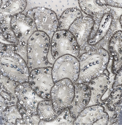 Wunderschönes cremefarbenes, perlenbesticktes Tüll-Abendkleid mit Rundhalsausschnitt P4563