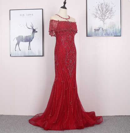 Leuchtend rotes Meerjungfrauen-Abendkleid mit Rundhalsausschnitt, Perlenstickerei und Tüll-Schleppe P4569