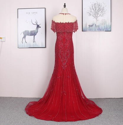 Leuchtend rotes Meerjungfrauen-Abendkleid mit Rundhalsausschnitt, Perlenstickerei und Tüll-Schleppe P4569