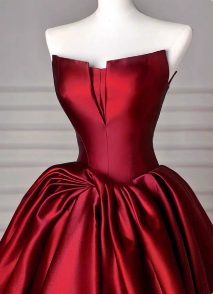 Elegantes burgunderrotes trägerloses Satin-Abendkleid in A-Linie mit Schleppe P4578