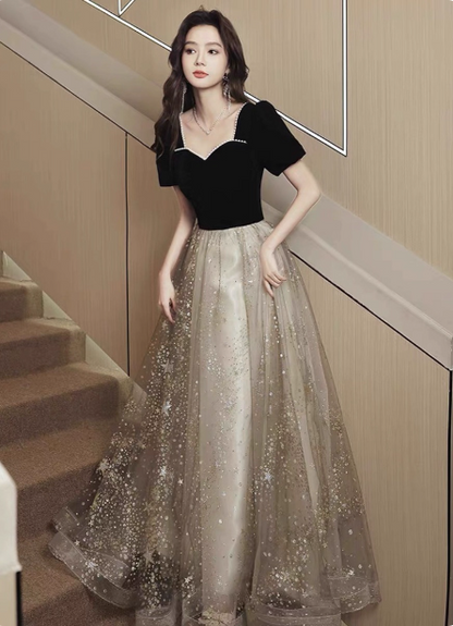 Elegantes langes Ballkleid P4584 aus schwarzem und goldenem Samt-Tüll mit kurzen Ärmeln und A-Linie