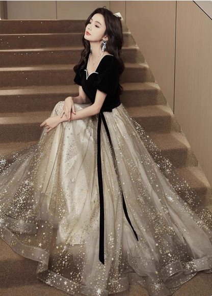Elegantes langes Ballkleid P4584 aus schwarzem und goldenem Samt-Tüll mit kurzen Ärmeln und A-Linie