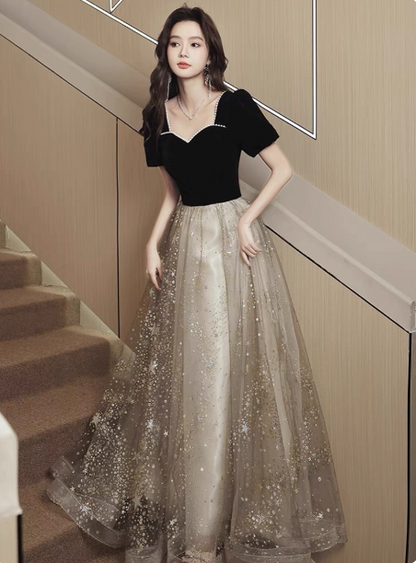 Elegantes langes Ballkleid P4584 aus schwarzem und goldenem Samt-Tüll mit kurzen Ärmeln und A-Linie
