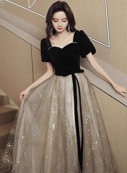 Elegantes langes Ballkleid P4584 aus schwarzem und goldenem Samt-Tüll mit kurzen Ärmeln und A-Linie