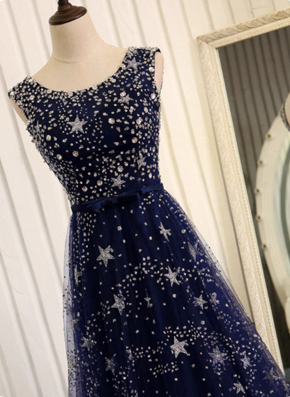 Verträumtes Marineblau mit Sternenmuster A-Linien-Abendkleid mit Rundhalsausschnitt und Tüllschleppe P4586
