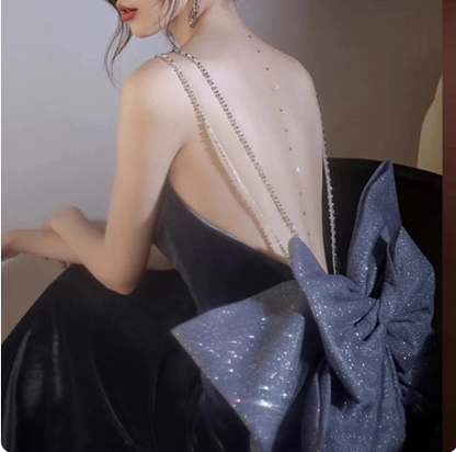 Elegantes anthrazitfarbenes langes Ballkleid mit Spaghettiträgern, Schleife am Rücken und aus Samt für den Abend P4590