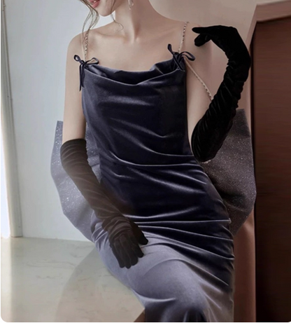 Elegantes anthrazitfarbenes langes Ballkleid mit Spaghettiträgern, Schleife am Rücken und aus Samt für den Abend P4590