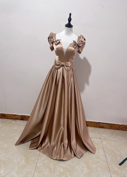 Elegantes champagnergoldenes, tief ausgeschnittenes, langes Ballkleid aus Satin mit Schleife P4591