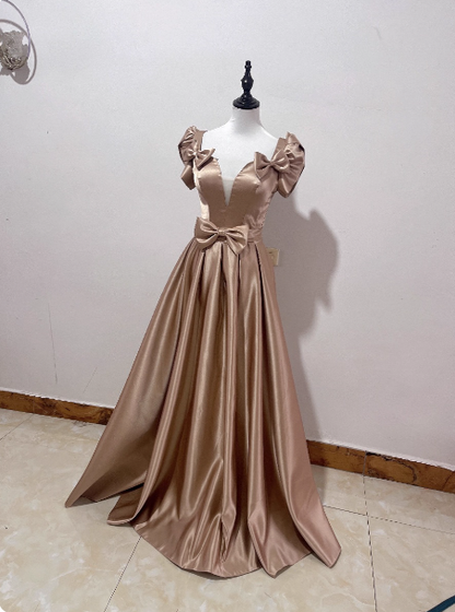 Elegantes champagnergoldenes, tief ausgeschnittenes, langes Ballkleid aus Satin mit Schleife P4591
