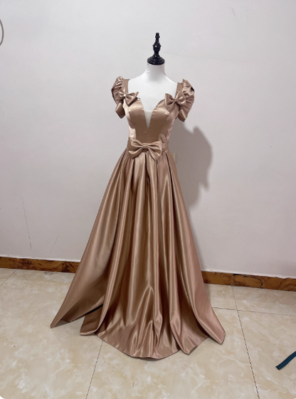 Elegantes champagnergoldenes, tief ausgeschnittenes, langes Ballkleid aus Satin mit Schleife P4591