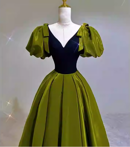 Vintage grünes A-Linien-Abendkleid aus Satin mit V-Ausschnitt und Puffärmeln P4599