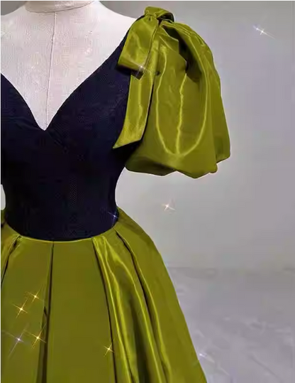 Vintage grünes A-Linien-Abendkleid aus Satin mit V-Ausschnitt und Puffärmeln P4599