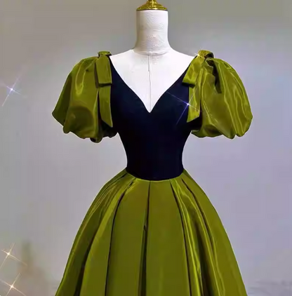 Vintage grünes A-Linien-Abendkleid aus Satin mit V-Ausschnitt und Puffärmeln P4599