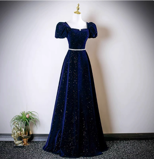 Robe de soirée longue trapèze bleu marine à encolure carrée, manches courtes et paillettes en satin P4609