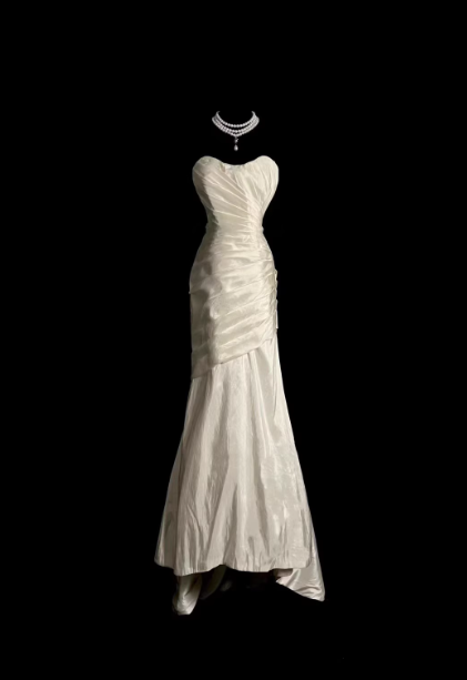 Klassisches elfenbeinfarbenes trägerloses Satin-Meerjungfrauen-Abendkleid P4613