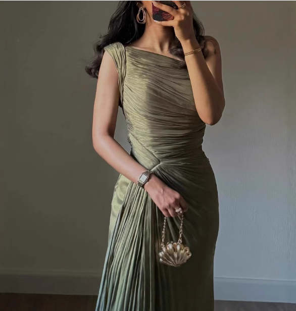 Elegantes olivgrünes, asymmetrisches Satin-Abendkleid mit Rüschen und Schlitz P4614