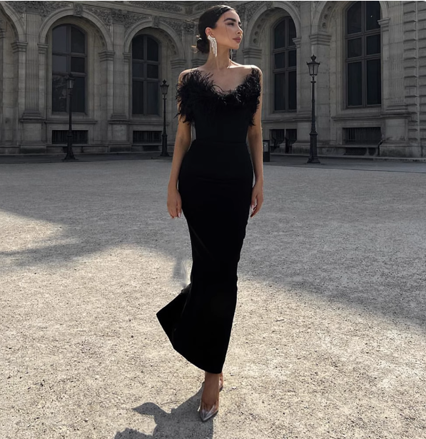 Elegantes schwarzes trägerloses Feder-Satin-Bodycon langes Ballkleid Abendkleid P4615
