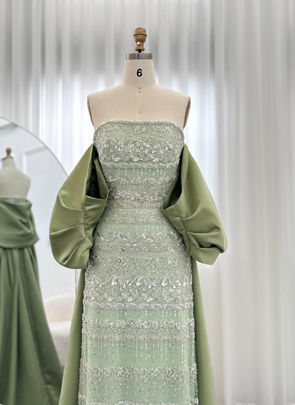 Wunderschönes, trägerloses, perlenbesetztes Satin-Abendkleid mit Cape und Schleppe P4618