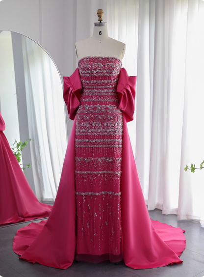 Wunderschönes, trägerloses, perlenbesetztes Satin-Abendkleid mit Cape und Schleppe P4618