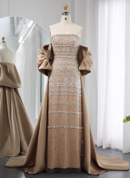 Wunderschönes, trägerloses, perlenbesetztes Satin-Abendkleid mit Cape und Schleppe P4618