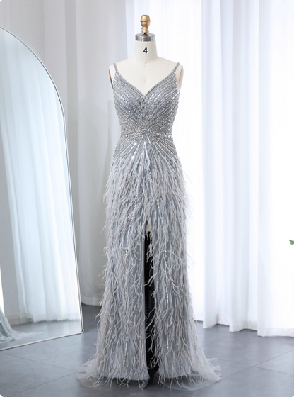 Wunderschönes silbergraues Abendkleid mit Spaghettiträgern, V-Ausschnitt, Federn, Pailletten und hohem Schlitz P4622