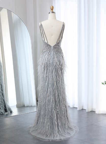 Wunderschönes silbergraues Abendkleid mit Spaghettiträgern, V-Ausschnitt, Federn, Pailletten und hohem Schlitz P4622