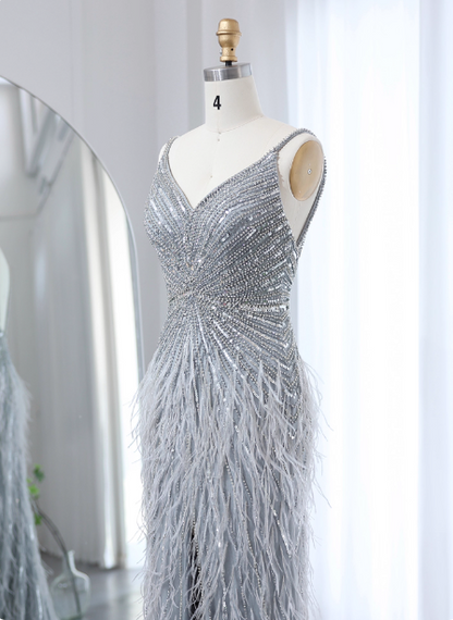 Wunderschönes silbergraues Abendkleid mit Spaghettiträgern, V-Ausschnitt, Federn, Pailletten und hohem Schlitz P4622
