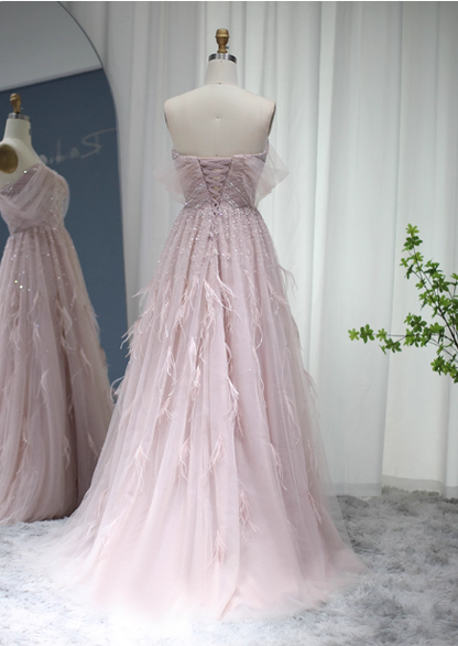 Verträumtes hellrosa A-Linien-Kleid mit Herz-Ausschnitt, Federn, Perlen und Tüll, langes Abschlussballkleid Abendkleid P4624