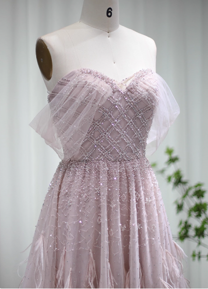 Verträumtes hellrosa A-Linien-Kleid mit Herz-Ausschnitt, Federn, Perlen und Tüll, langes Abschlussballkleid Abendkleid P4624