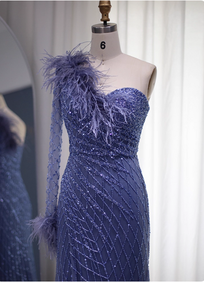 Elegantes meerblaues, schulterfreies Feder-Perlen-Tüll-Abendkleid P4625