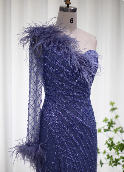 Elegantes meerblaues, schulterfreies Feder-Perlen-Tüll-Abendkleid P4625