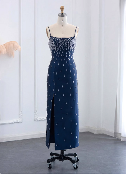 Elegantes, figurbetontes langes Abschlussball- / Abendkleid aus Satin in Marineblau mit eckigem Ausschnitt, Spaghettiträgern, Schlitz und Kristallen P4626