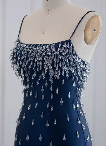 Elegantes, figurbetontes langes Abschlussball- / Abendkleid aus Satin in Marineblau mit eckigem Ausschnitt, Spaghettiträgern, Schlitz und Kristallen P4626