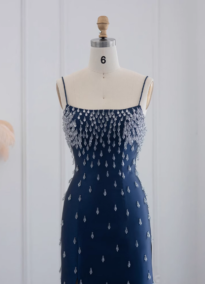 Elegantes, figurbetontes langes Abschlussball- / Abendkleid aus Satin in Marineblau mit eckigem Ausschnitt, Spaghettiträgern, Schlitz und Kristallen P4626